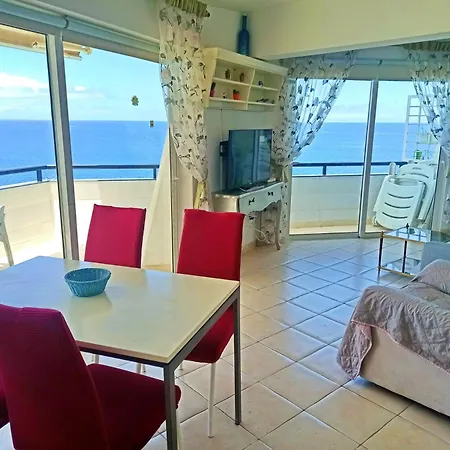 Sunny 3bed In The With The Ocean View On The 1st Coastline شقة *